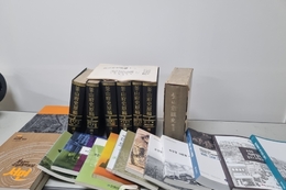 신라대 김대래 명예교수, 부산중앙도서관에 부산학 향토자료 300여 점 기증
