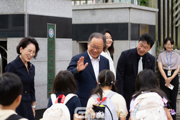 김석준 부산교육감, 초등학교 개학 맞아 등굣길 학생 맞이