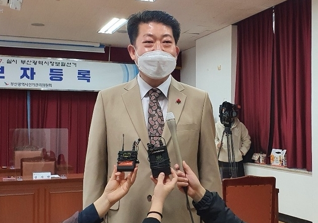 부산시장 보궐선거 후보 등록 마지막 날인 18일 배준현 민생당 부산시장 후보가 등록을 마친 후, 취재진들을 향해 각오를 밝히고 있다.