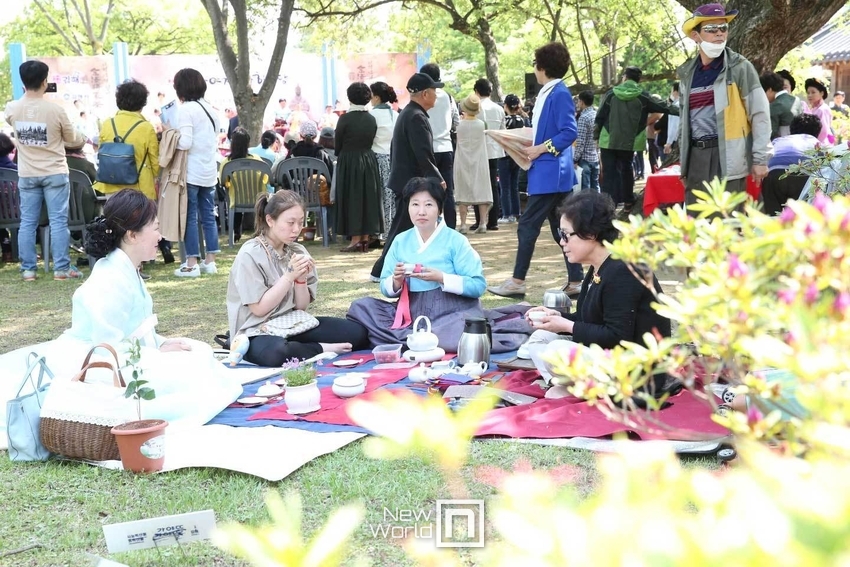 ‘차(茶)문화와 치유힐링 경남여행의 콜라보 스토리’ 사업자를 시·군공모하고, 김해시와 합천군이 최종 선정됐다.