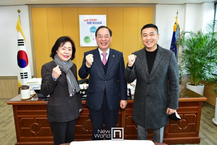 하윤수 부산시 교육감은 대연초 야구부 해체 관련 사안으로 롯데자이언츠 레전드 박정태 감독과 면담했다./사진= 부산시교육청 제공