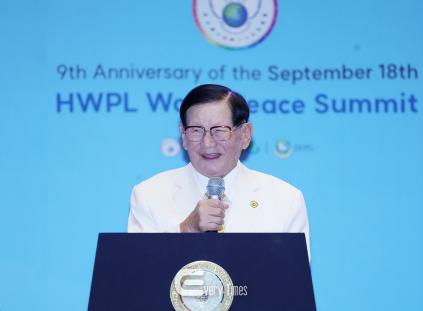 지난해 9월 18일 인천 영종도 그랜드 하얏트 인천 호텔에서 열린 HWPL 9.18 평화만국회의 9주년 기념식 평화지도자 콘퍼런스에서 이만희 HWPL 대표가 인사말을 하고 있는 모습.