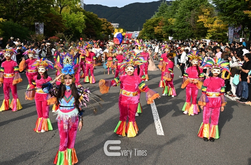 맘프축제 퍼레이드(제공=경남도)