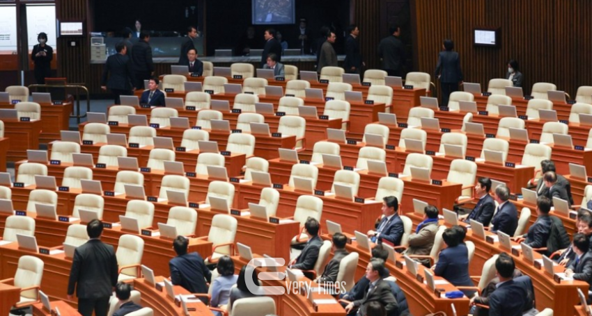 퇴장하고 있는 국민의힘 의원들(제공=연합뉴스)