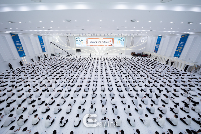 14일 안드레연수원에서 열린 ‘천국고시’에서 성도들이 시험에 응시하고 있는 모습