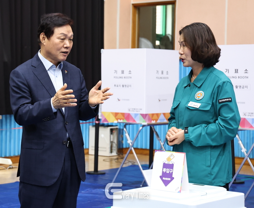 박완수 경남도지사가 28일 사전투표소를 점검하고 있다(제공=경남도)