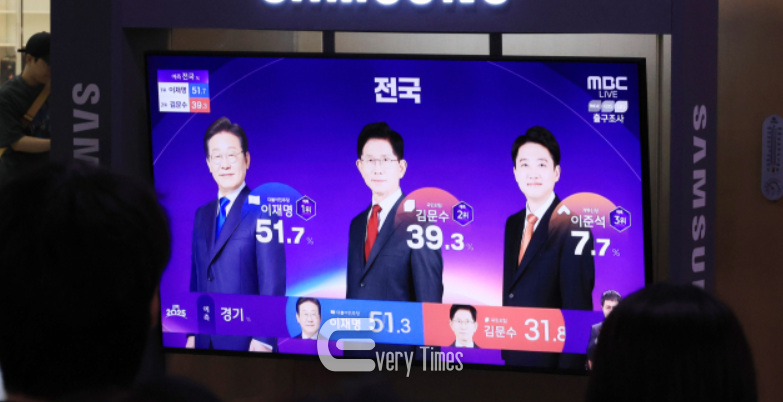 서울역 대합실에서 시민들이 6.. 3 조기대선 출구조사를 지켜보고 있다(제공=연합뉴스)