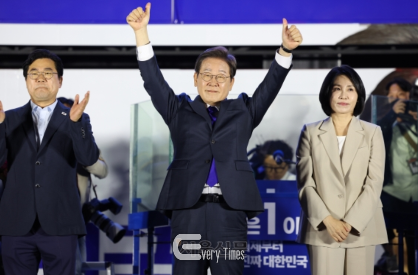 <em>이재명 대통령 당선인이 당선이 유력시되자 4일 서울 여의도 국회앞에 마련된 더불어민주당의 국민개표방송시청 현장을 찾아 지지자들에게 감사 인사를 하고 있다.</em>