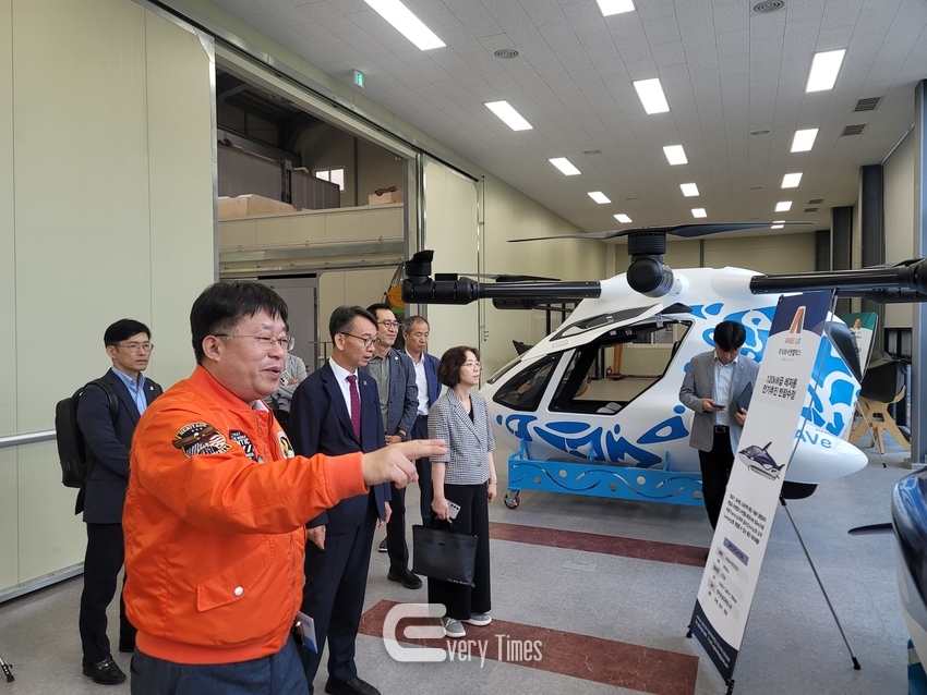 경남도 김명주 경제 부지사가 우주항공 부품 제조 기업을 둘러보고 있다.(제공=경남도)