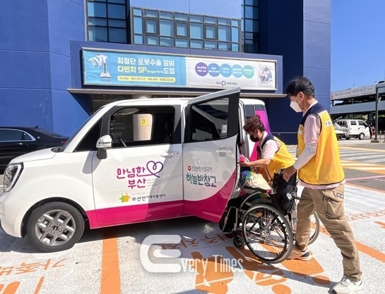 병원안심동행 서비스 차량(제공=부산시)