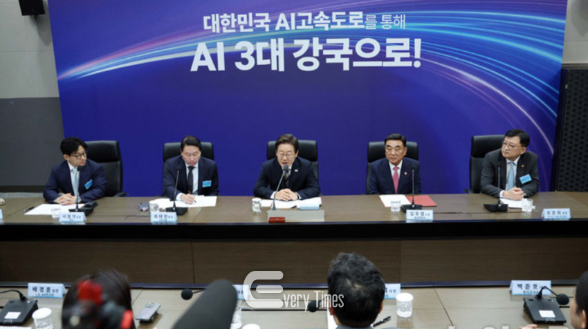 이재명 대통령이 울산 AI 데이터센터 투자 유치 간담회에서 연설하고 있다.