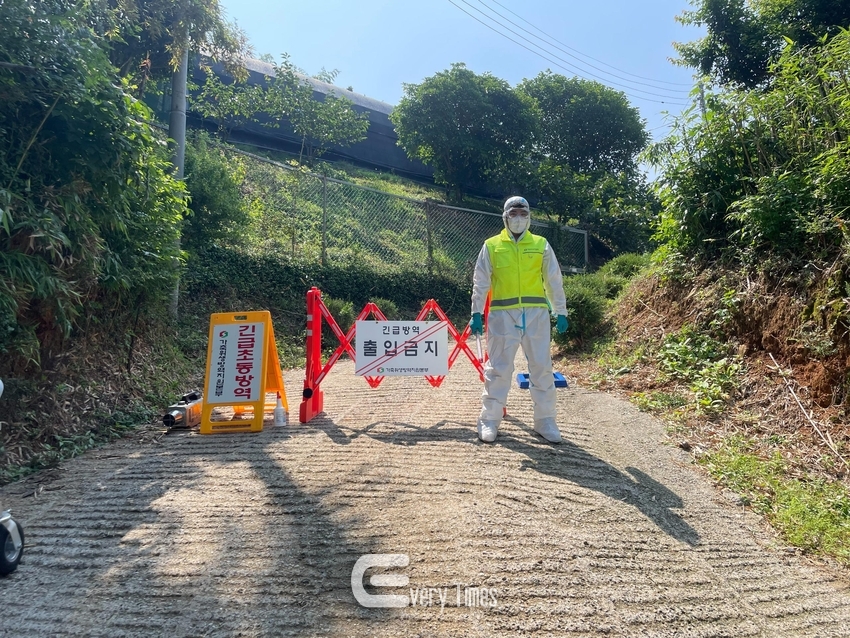 조류인플루엔자 발병 농장입구 출입통제(제공=경남도)