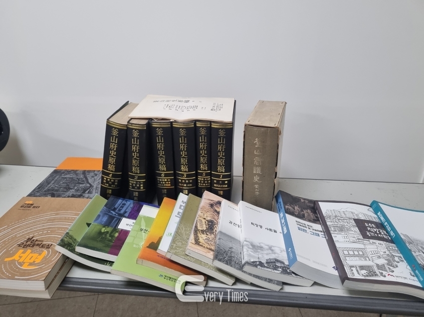 신라대 김대래 명예교수가 기증한 부산학 관련 자료(제공=부산교육청)