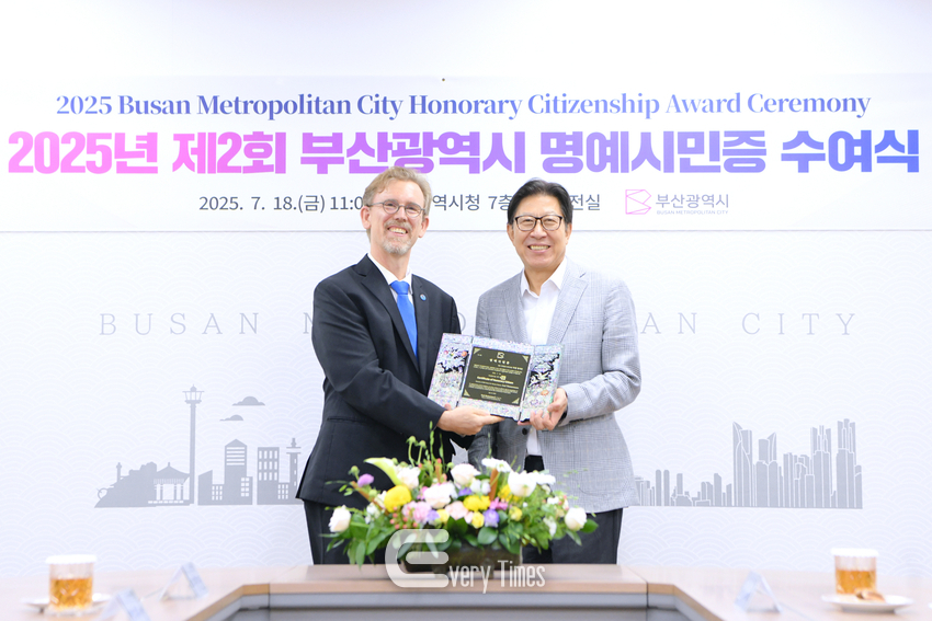 박형준 시장이 악셀 팀버만에게 부산시 명예시민증을 주고있다(제공=부산시)