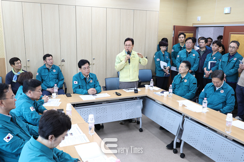 국민의힘 원내대표 산청읍 호우피해지역 통합본부 방문에 박완수 지사가 설명하고 있다(제공=경남도)