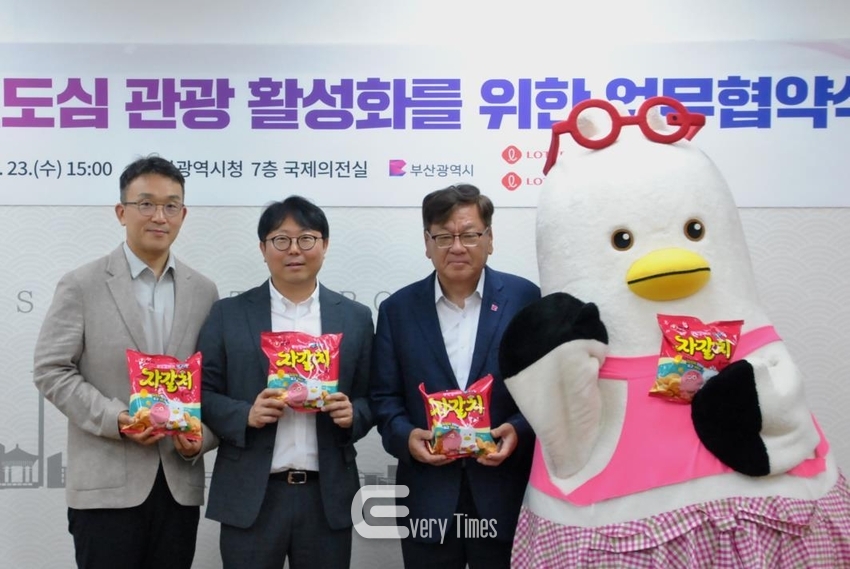 왼쪽부터 김상헌 농심 제품마케팅실장, 강기천 롯데쇼핑 마트/슈퍼사업부 가공일상부문장, 박광명 시 대변인이 협약을 체결하고 있다(제공=부산시)