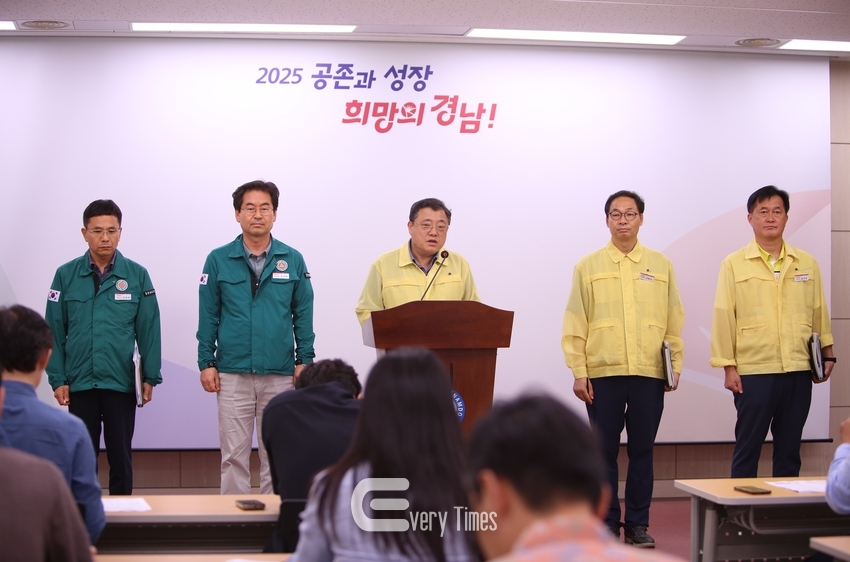 경남도 행정부지사가 집중호우 피해상황과 수습.복구 대책을 브리핑하고 있다(제공=경남도)