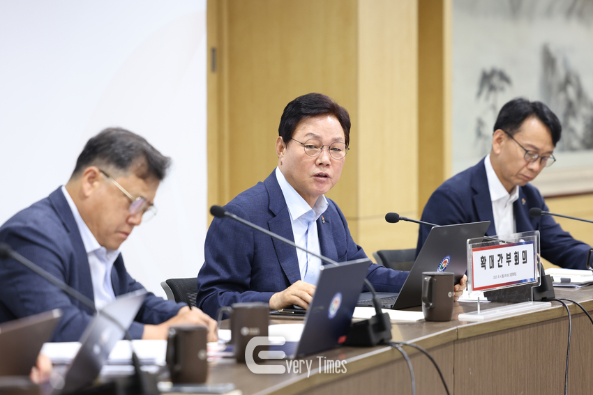 4일 박완수 경남도지사가 도청 도정회의실에서 확대간부회의를 진행하고 있다.