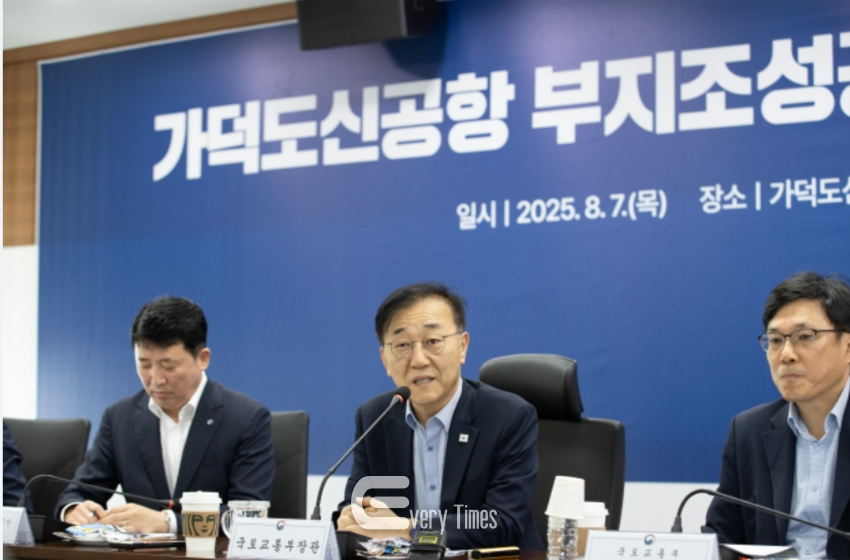 김윤덕 국토부장관이 가덕도 건설현장을 방문하여 전문가들과 간담회를 하고있다(제공=국토부)